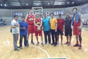 FRONT ROW SEATS AT SMB CAMP. Cristopher Bansan (fifth from left), the La Trinidad A01 La Trinidad Coordinator, poses with Philippine Cup Champion Beermen Arnold Van Opstal (third from left), Alex Cabagnot (fourth from left) and David Semerad (far right) along with A01 officers lead by Coach Mon Casuga in a visit of the San Miguel Beer’s training camp last year. The A01 training program is a set of basketball training modules and curriculums conducted to young people in the country and should be on its way to be integrated into the sports programs of La Trinidad, Benguet if plans go accordingly. Participants in the program may also find opportunity to visit some PBA training camps through the A01 program. (March 19, 2017)ARMANDO BOLISLIS, photo contributed by Cris Bansan. 