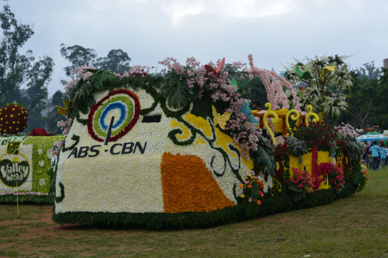 KAPAMILYA. The ABS-CBN float boarded by their stars Bea Alonzo and Enchong Dee. Photo by ROSALIA T. SEE.