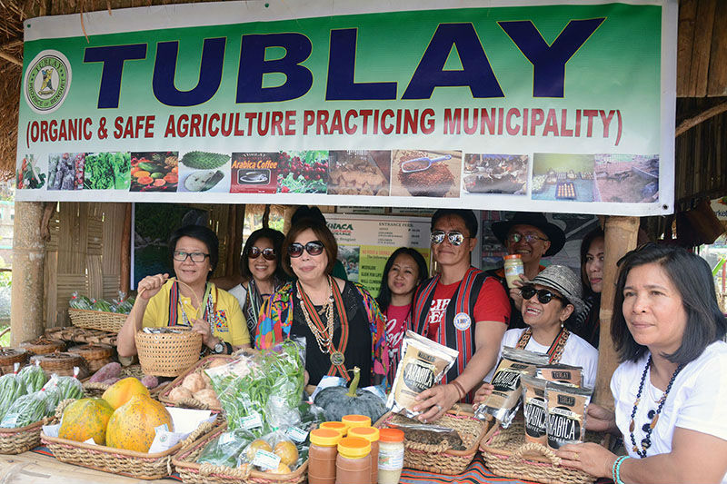 Tourism Undersecretary Alma Rita Jimenez is joined by Benguet officials and entrepreneurs led by Benguet Governor Crescencio Pacalso and Tublay Mayor Armando Lauro as they show products of the municipality of Tublay during a visit at the Benguet Tourism and Cultural Village in Wangal, La Trinidad, Benguet last week. (March 5, 2017) REDJIE MELVIC CAWIS, PIA-CAR.