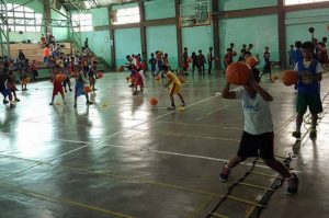 STARTING YOUNG. Over 340 seven to 17 year old basketball enthusiasts attended the 2017 Strawberry Festival basketball clinic held last March 11, 2017 at the La Trinidad Municipal Gym. Audience of One served as the trainors for the clinic. (See related story on this page) ARMANDO BOLISLIS, photo contributed by CRIS BANSAN.