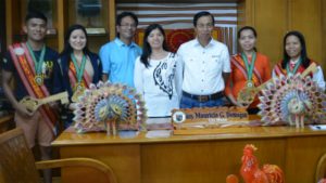 COURTESY CALL – The 2017 lucky summer visitors pose with city officials and officers of the Baguio Correspondents and Broadcasters Club (BCBC) during their courtesy call at the city hall Thursday noon. In photo from left to right are Lucky summer visitors Rolando Sarmiento, Jr., his girlfriend Karen Joy Villanueva, City Councilor Leandro B. Yangot, Jr., BCBC president Lita Jane Cadalig, City Mayor Mauricio G. Domogan, Annabel Ricolito and Ma. Jean Deyto. (April 14, 2017) ROSALIA T. SEE