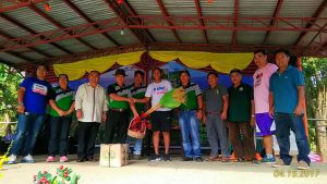 Officials of Barangay Bineng and the Municipality of La Trinidad show appreciation to Arayi. 