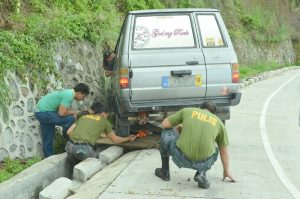 RESPONDERS - Members of the Regional Public Safety Battalion of Police Regional Office Cordillera assist a motorist along the Lamut, Beckel road. JOSEPH MANZANO